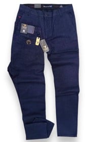 Koltuk kiygan mushuk yechinmoqda