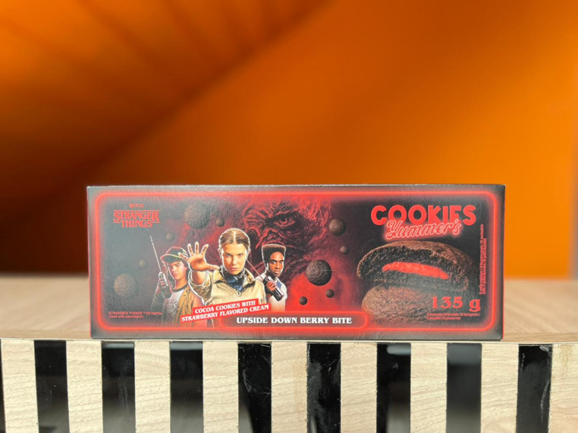 Şokoladlı peçenye Stranger Things, çiyələk içlikli, 135 q