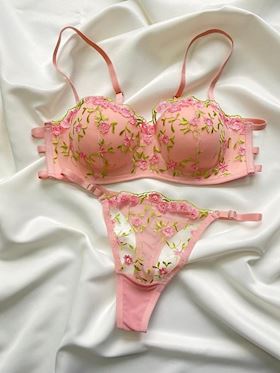 Qiz tamponni almashtiradi Qiz tamponni almashtiradi